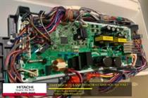 Hình ảnh mạch điều khiển tủ lạnh Hitachi 6 cánh, linh kiện điện tử chính hãng, kỹ thuật viên sửa chữa chuyên nghiệp.