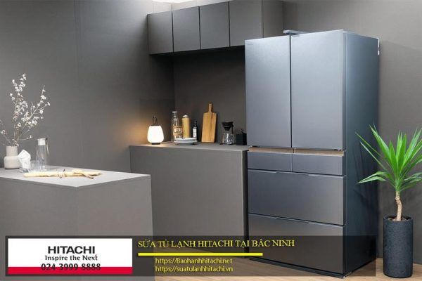 Tủ lạnh Hitachi hiện đại màu xám trong không gian bếp sang trọng, phù hợp dịch vụ bảo hành Hitachi tại Bắc Ninh, số hotline 0988 177 888 / 024 3999 8888, đảm bảo chất lượng và dịch vụ chuyên nghiệp.